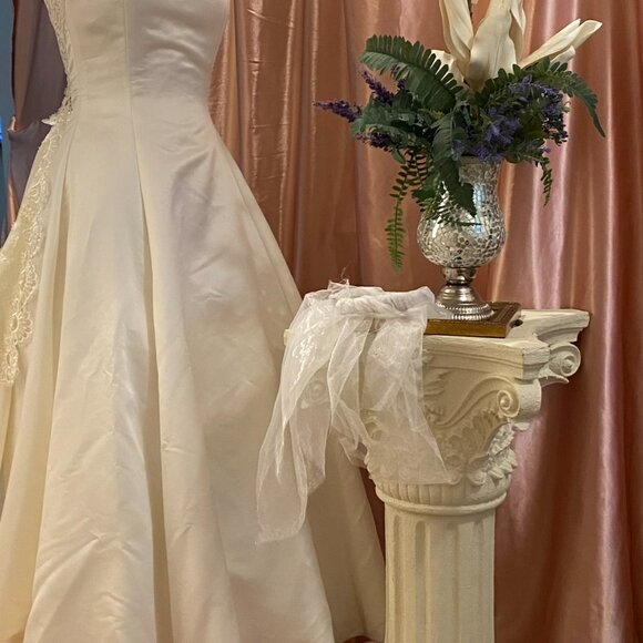 🔥Mystery 3 pc sale incl ornate rectangular trane Gown Ivory w Lace or table top - Picture 4 of 6